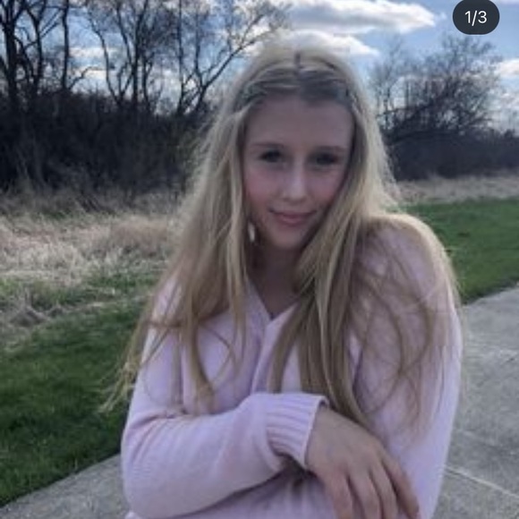 Hi! My name is kelly and I am a shopping addict and have way to many clothes! - Picture 1 of 1